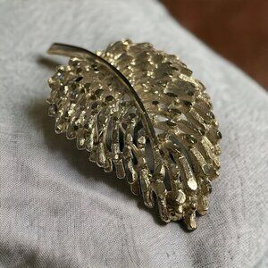 Vintage BSK Signed Silver Tone Feather Leaf Etched Costume Jewelry Brooch Pin‎